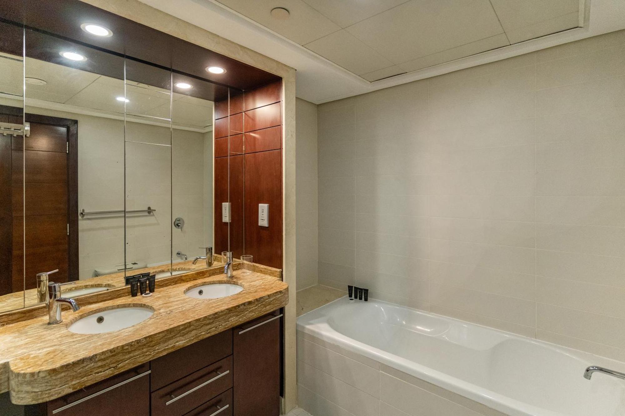 Chic 2Br Apartment, Prime Location Near Dubai Mall - Allsopp&Allsopp Extérieur photo
